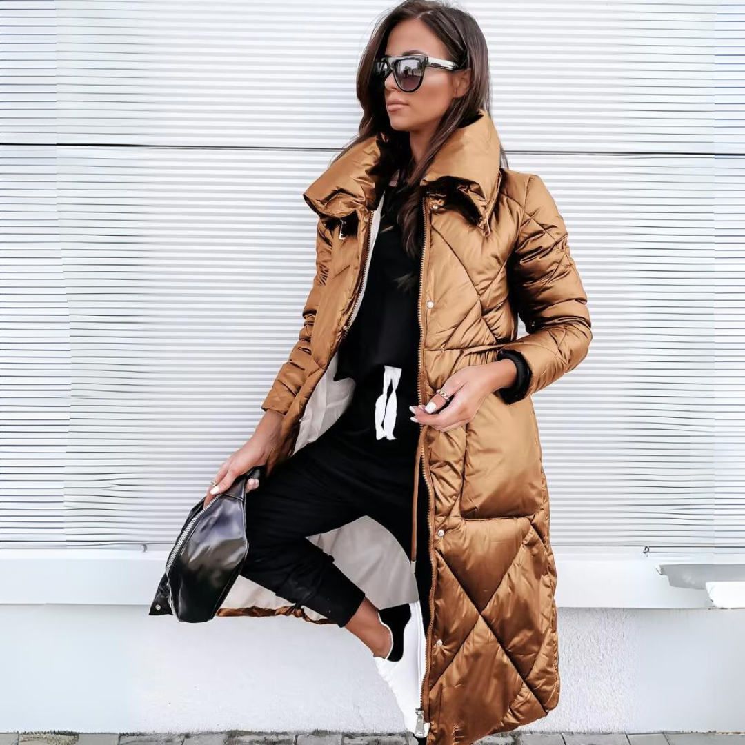 Dieselbe lange Steppjacke in glänzendem Bronze-Braun, von der Frau offen getragen, mit hohem Kragen und diagonaler Rautensteppung. 2
