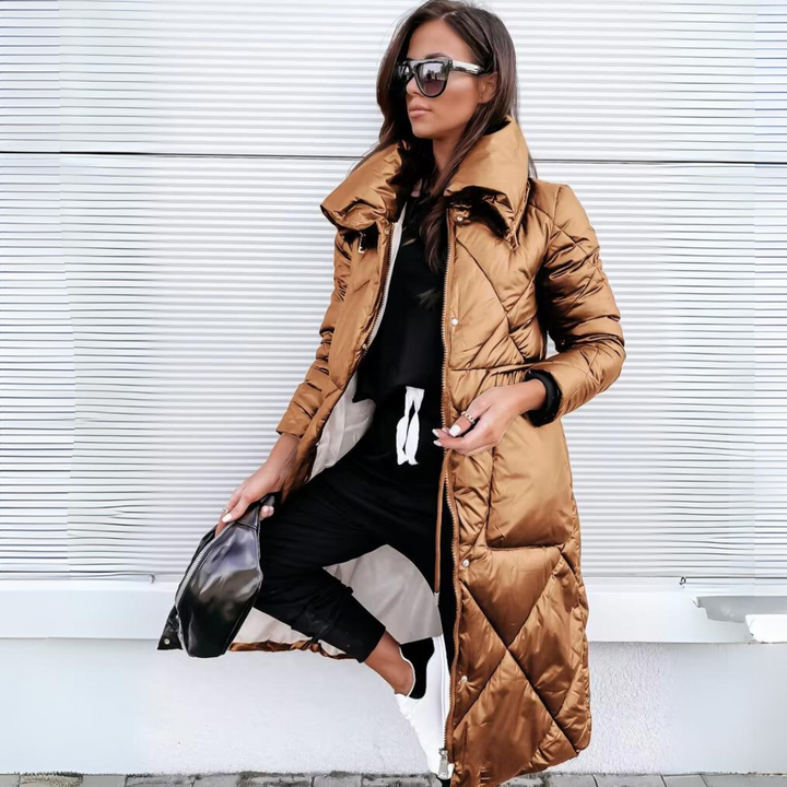 Dieselbe lange Steppjacke in glänzendem Bronze-Braun, von der Frau offen getragen, mit hohem Kragen und diagonaler Rautensteppung. 2