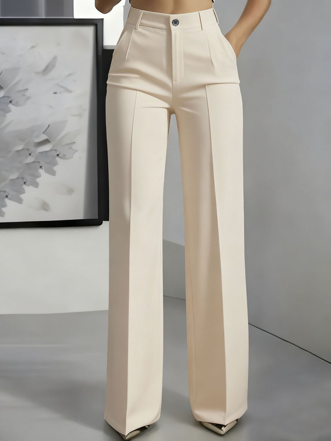 Cremefarbene Hose mit hohem Bund, Knopfverschluss und Bügelfalte, frontal am Model getragen 5