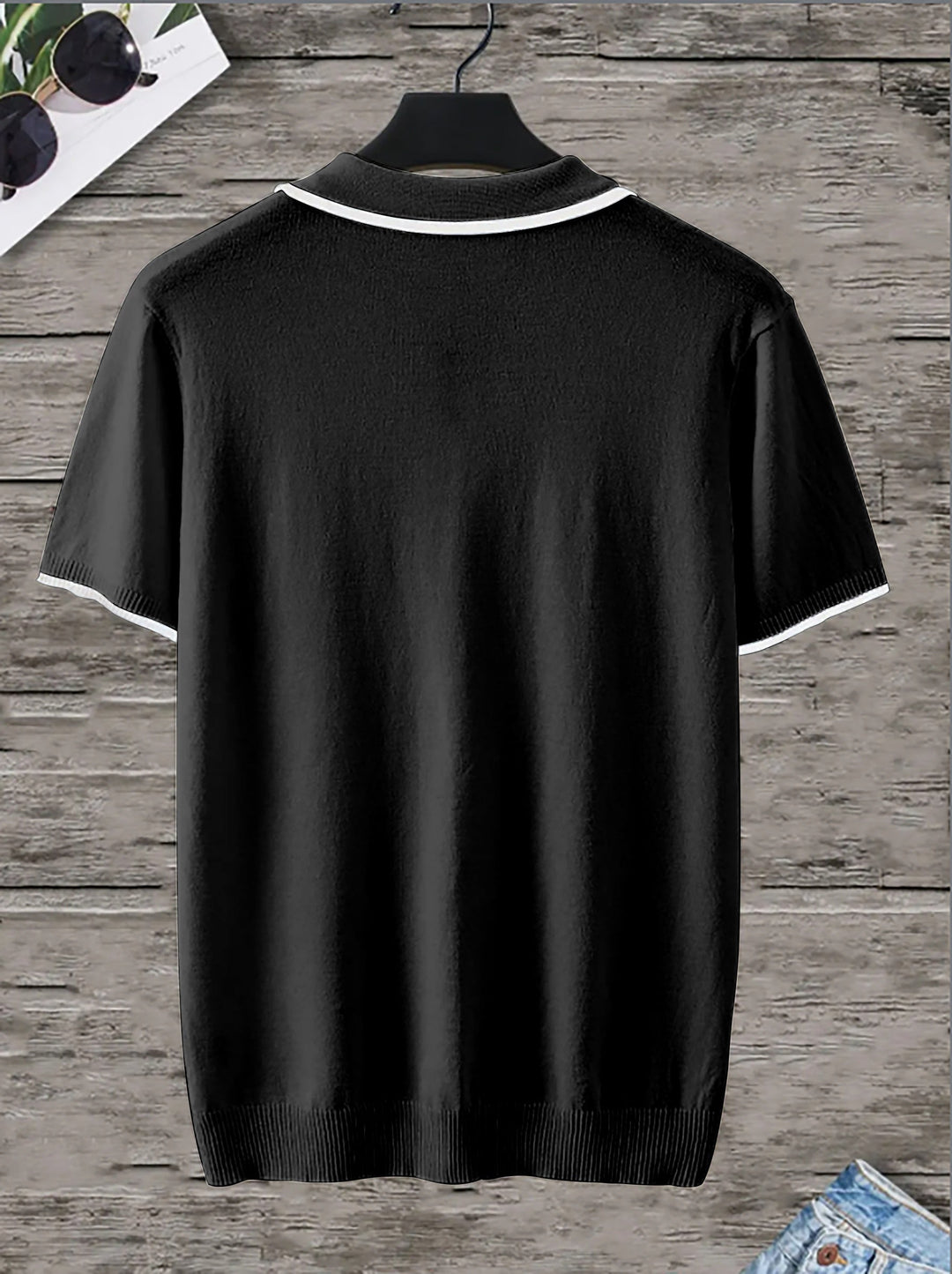 Schwarzes Polohemd aus Baumwolle, kurzärmelig, mit weißem Kragen, Herrenmode, elegant.