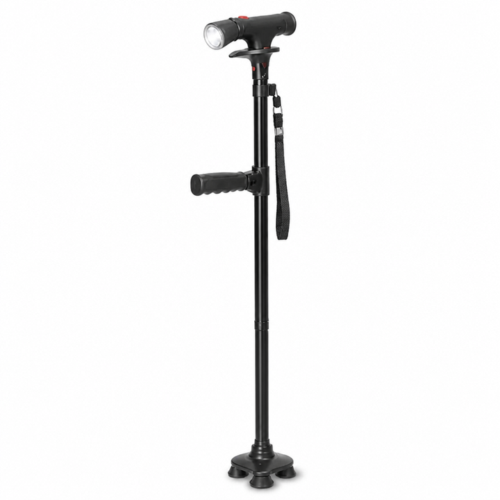 Schwarzer Gehstock mit LED-Lampe am Griff, Handschlaufe, seitlichem Zusatzgriff und vierfüßiger Standfläche, leicht schräg von vorn vor weißem Hintergrund. 5