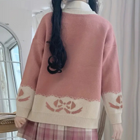 Mädchen in rosa Strickpullover mit Schleifenmuster, kariertem Rock, Rückansicht, modisch.