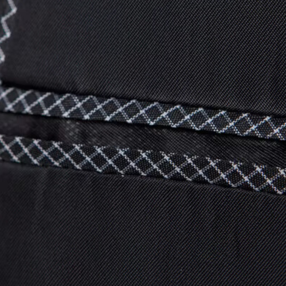 Schwarzer Stoff mit weißem Rautenmuster, Nahaufnahme, Textilstruktur, hochwertiges Material.