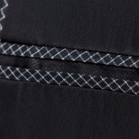 Schwarzer Stoff mit weißem Rautenmuster, Nahaufnahme, Textilstruktur, hochwertiges Material.