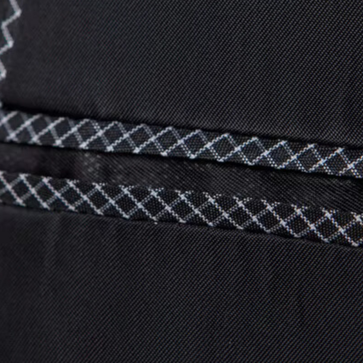 Schwarzer Stoff mit weißem Rautenmuster, Nahaufnahme, Textilstruktur, hochwertiges Material.