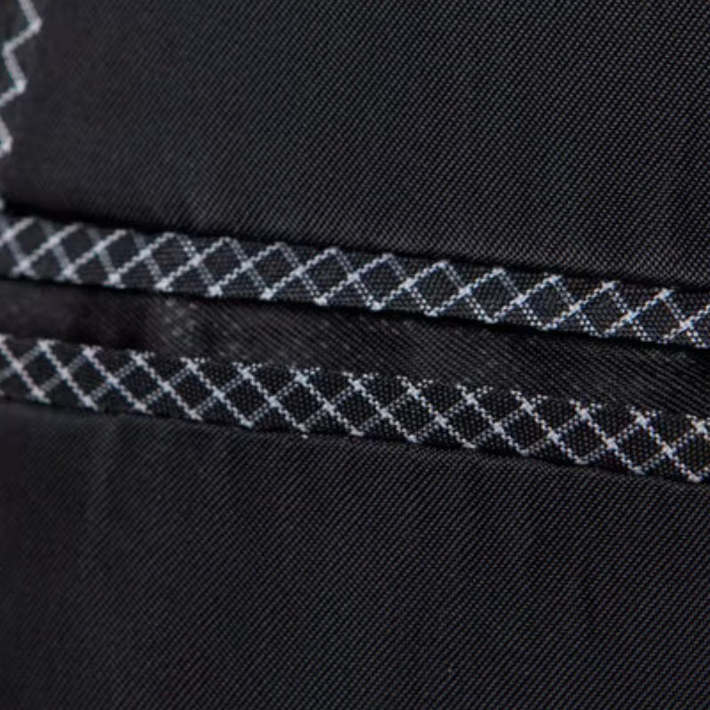 Schwarzer Stoff mit weißem Rautenmuster, Nahaufnahme, Textilstruktur, hochwertiges Material.