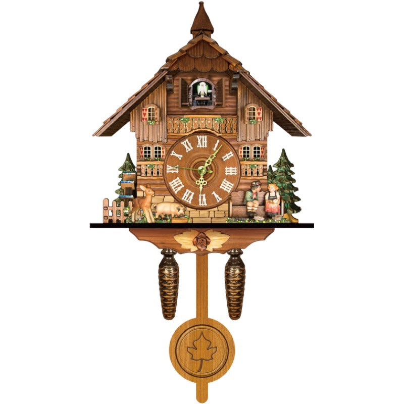 Wanduhr mit Türmchen, römischen Ziffern, Rehkitz, Schwein, Paar auf der Bank, Tannen und Pendel mit Ahornblatt. 11
