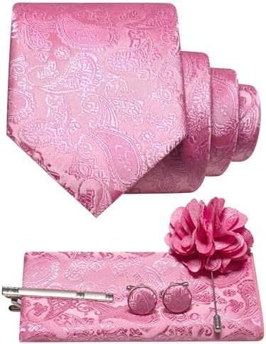 Paisley-Set in Rosa mit gerollter Krawatte, Einstecktuch, Manschettenknöpfen, Krawattenklammer und Blumenbrosche mit Nadel, flach arrangiert. 26