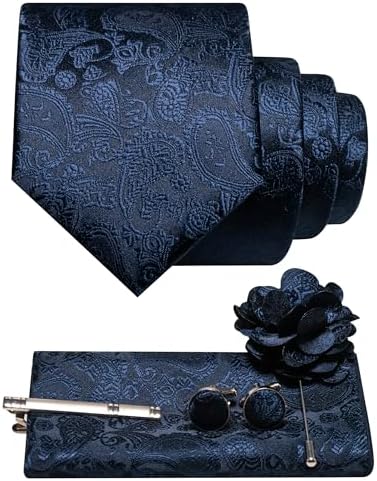 Marineblaues Paisley-Set: Krawatte, Einstecktuch, Manschettenknöpfe, Krawattenklammer und Blumen-Reversnadel auf hellem Hintergrund. 6