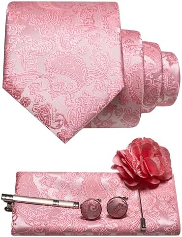 Paisley-Set in zartem Lachsrosa mit gerollter Krawatte, Einstecktuch, Manschettenknöpfen, Krawattenklammer und Blumenbrosche, flach arrangiert. 29