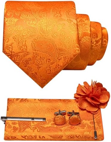 Orangefarbenes Paisley-Set mit Krawatte, Einstecktuch, Manschettenknöpfen, Krawattenklammer und Blumenbrosche flach ausgelegt. 7