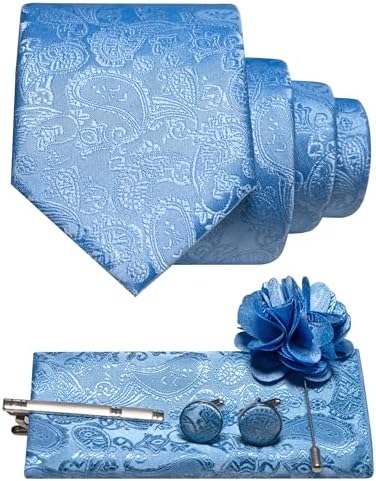 Paisley-Set in Himmelblau mit gerollter Krawatte, Einstecktuch, Manschettenknöpfen, Krawattenklammer und Blumenbrosche, flach arrangiert. 33
