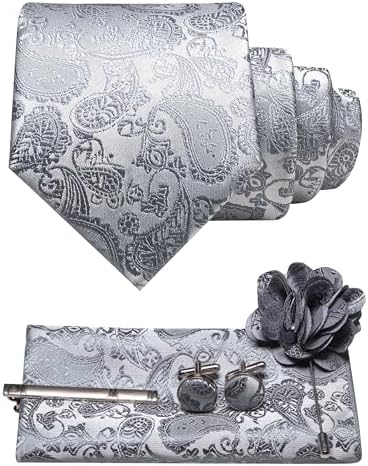 Paisley-Set in hellem Silbergrau mit gerollter Krawatte, Einstecktuch, Manschettenknöpfen, Krawattenklammer und Blumenbrosche, flach arrangiert. 31