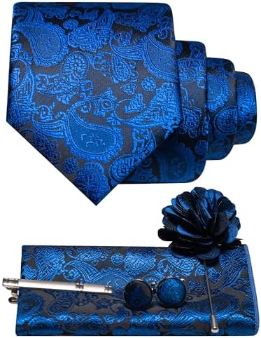Blau-schwarzes Paisley-Set mit Krawatte, Einstecktuch, Manschettenknöpfen, Krawattenklammer und Blumenbrosche flach dargestellt. 14