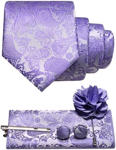 Paisley-Set in Flieder mit gerollter Krawatte, Einstecktuch, Manschettenknöpfen, Krawattenklammer und Blumenbrosche mit Nadel, flach arrangiert. 21