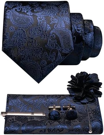 Paisley-Set in dunklem Marineblau mit gerollter Krawatte, Einstecktuch, Manschettenknöpfen, Krawattenklammer und Blumenbrosche, flach arrangiert. 23