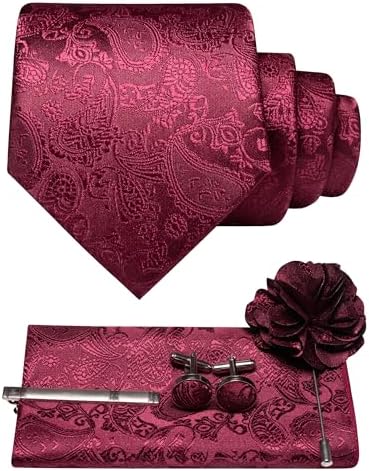 Paisley-Set in Burgunderrot: Krawatte, Einstecktuch, Manschettenknöpfe, Krawattenklammer und Blumen-Reversnadel flach arrangiert. 1