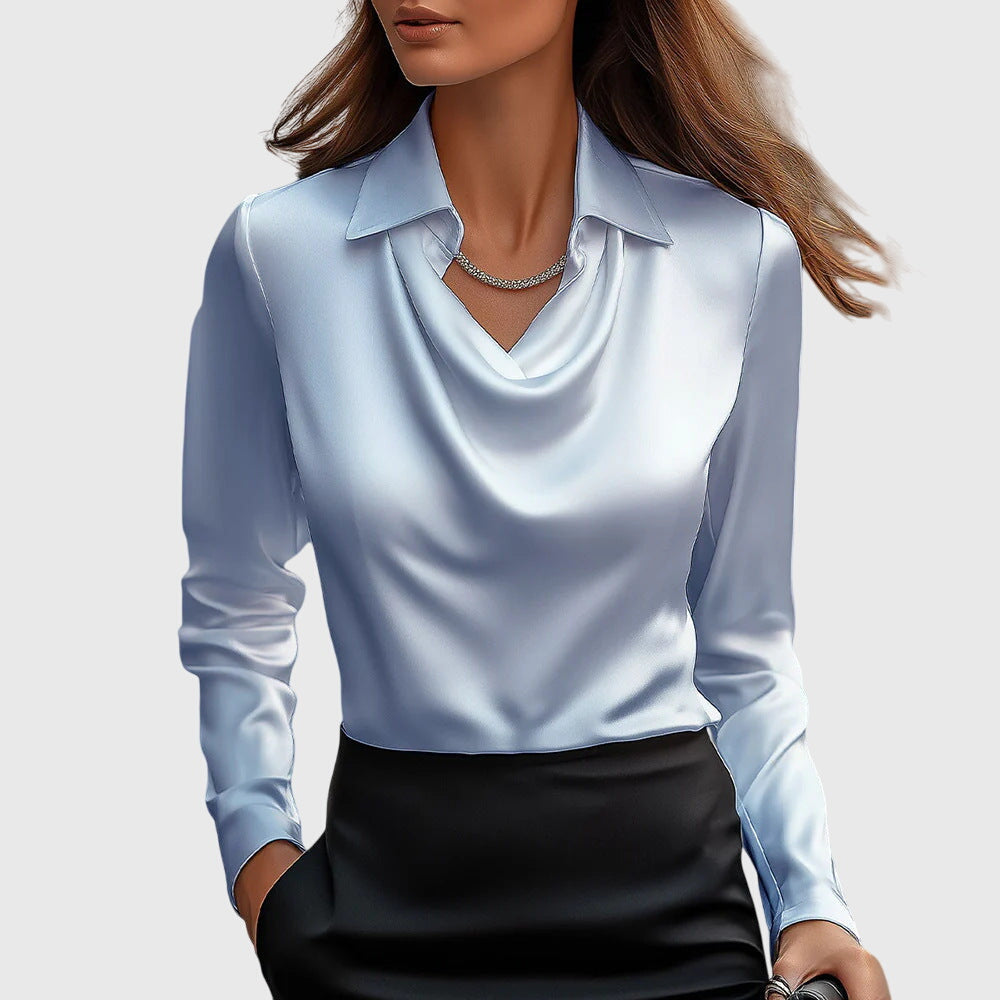 Die Bluse in zartem Hellblau mit schimmerndem Satin, Kragen und Wasserfallausschnitt, getragen zum schwarzen Rock. 4