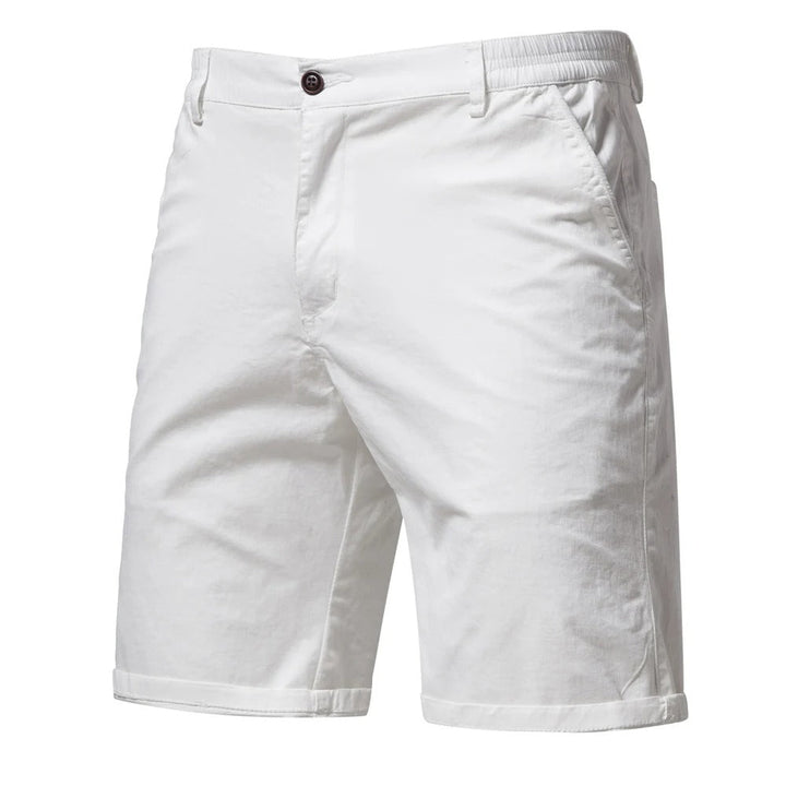 Weiße Shorts in der Vorderansicht mit Knopf, Eingrifftasche, Gummizug seitlich am Bund und umgeschlagenem Saum. 9