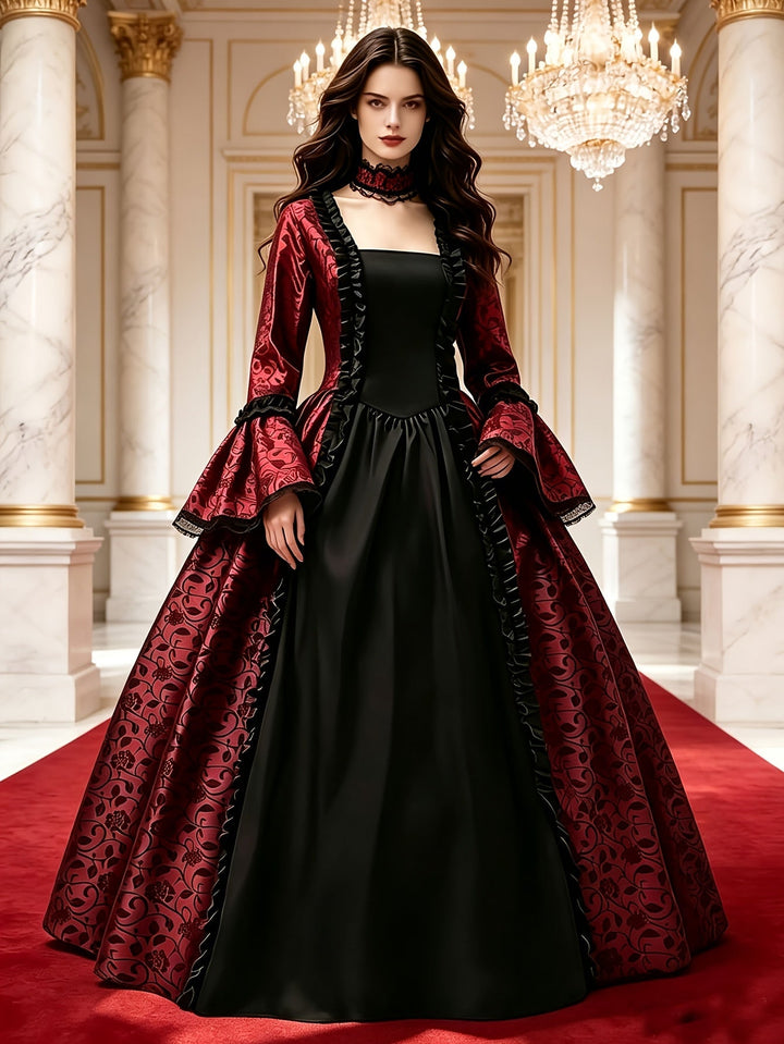 Rote Variante des Kleids mit schwarzem Mittelteil, Rüschenbesatz und Spitzenärmeln, Model im Saal mit Marmorsäulen und Kronleuchtern. 9