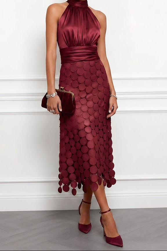 Das Kleid in tiefem Weinrot mit Satinoberteil und Rock aus runden Scheiben, kombiniert mit bordeauxroter Clutch und Pumps. 5