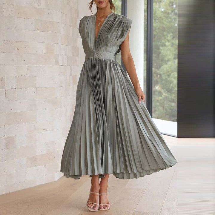 Vestido maxi fluido con pliegues plisados y escote en V – Noelle