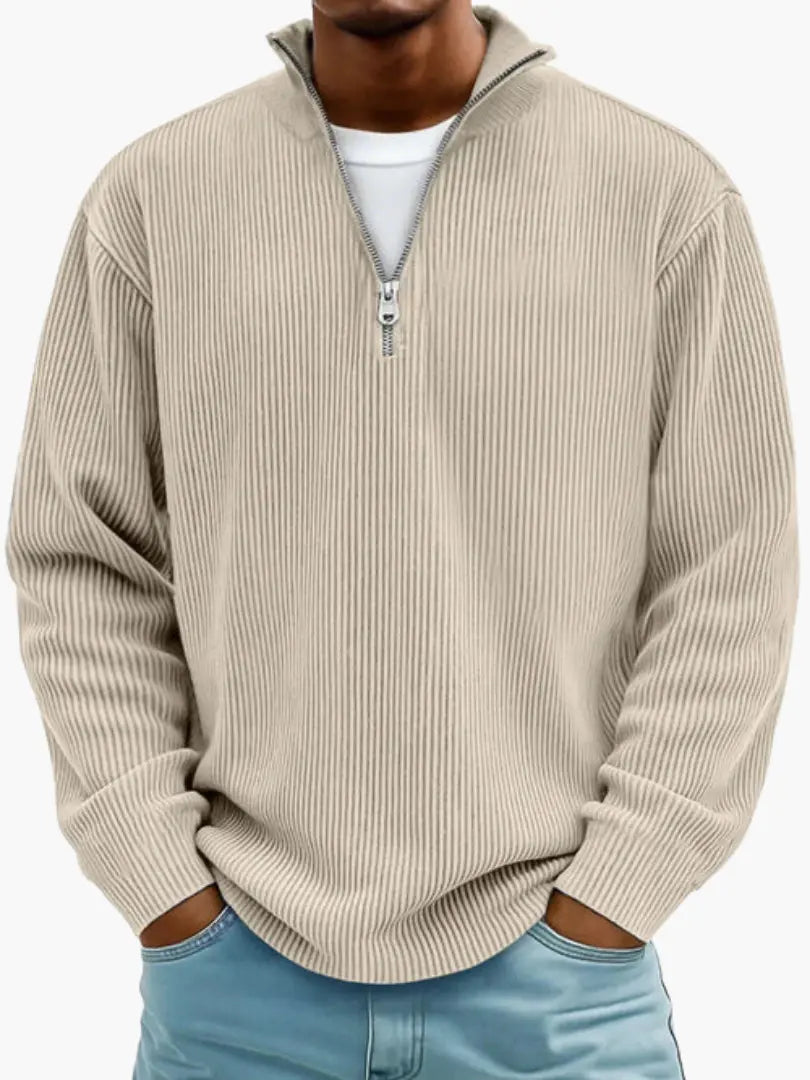 Gerippter Pullover in Beige von vorn, getragen mit weißem Shirt darunter, mit offenem Stehkragen und silbernem Reißverschluss. 4