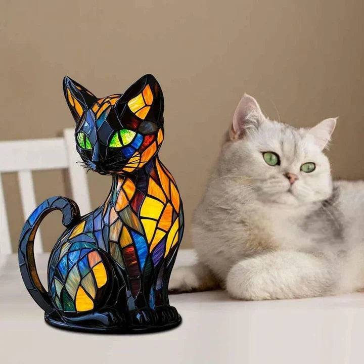 Katzenlampe neben einer lebenden grauen Katze mit grünen Augen, die auf einem Tisch liegt 6