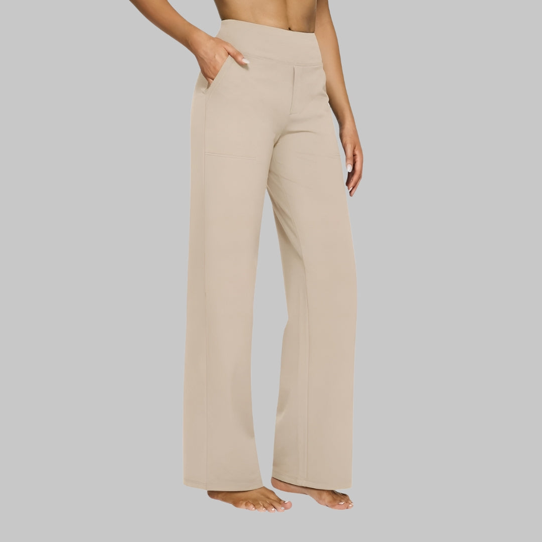 Seitenansicht der Hose in hellem Beige, getragen von einem Model barfuß mit Hand in der Tasche. 7