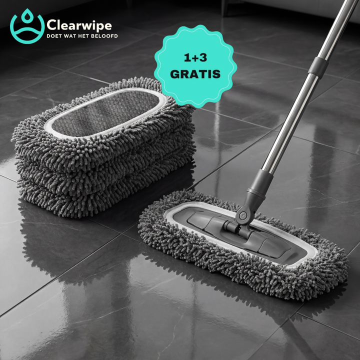 Grauer Mopp mit Chenille-Bezug auf glänzendem dunklem Fliesenboden, daneben ein Stapel weiterer grauer Ersatzbezüge. 1
