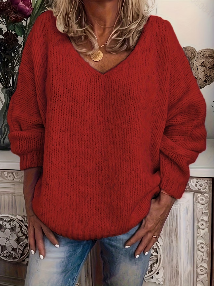 Strickpullover mit V-Ausschnitt in leuchtendem Rot, locker geschnitten, an einer Frau mit blonden Haaren und Jeans fotografiert. 5