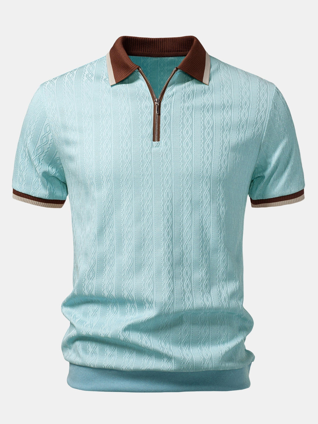 Vorderansicht des hellblauen Strickpoloshirts mit braunem Kragen, Viertelreißverschluss und strukturiertem Zopfstrickmuster, flach liegend. 9