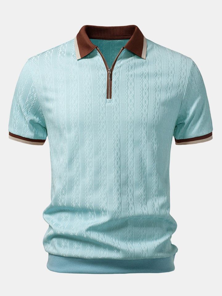 Vorderansicht des hellblauen Strickpoloshirts mit braunem Kragen, Viertelreißverschluss und strukturiertem Zopfstrickmuster, flach liegend. 9