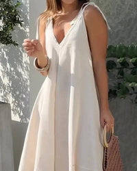 Vestido de tirantes con escote en V y corte aireado – Krissy