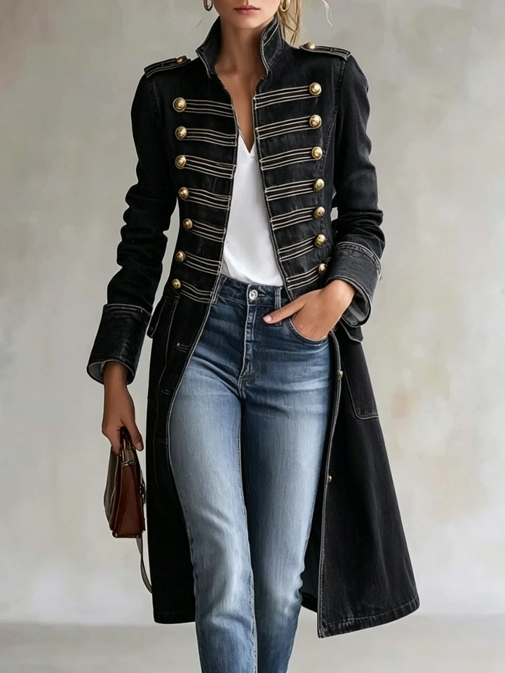 Der Mantel in Schwarz mit goldenen Knöpfen und hellen Zierlitzen, getragen mit Jeans, weißem Shirt und brauner Handtasche. 9