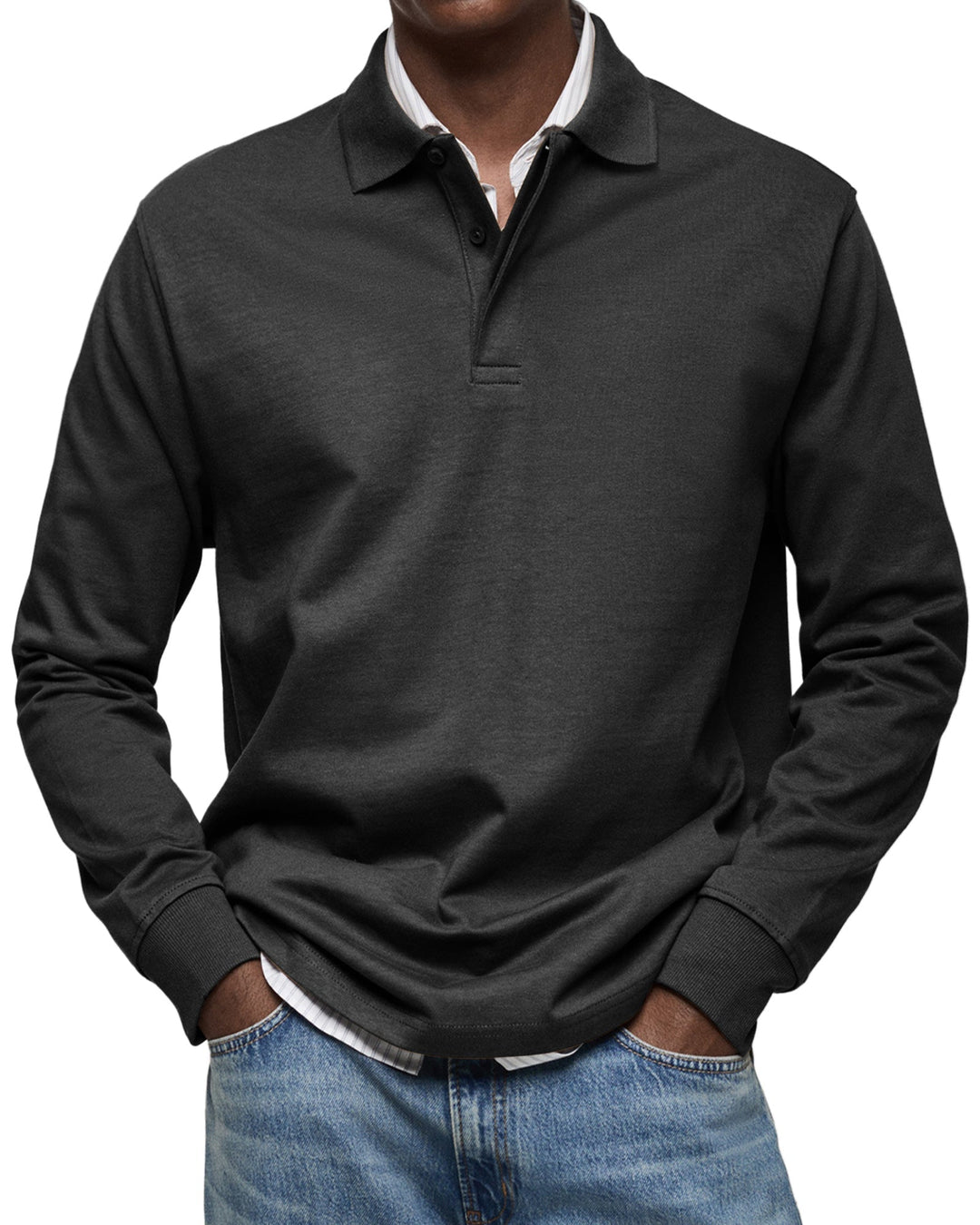 Langarm-Poloshirt in Schwarz, Frontansicht am Model mit gestreiftem Hemd darunter und hellblauer Jeans. 4
