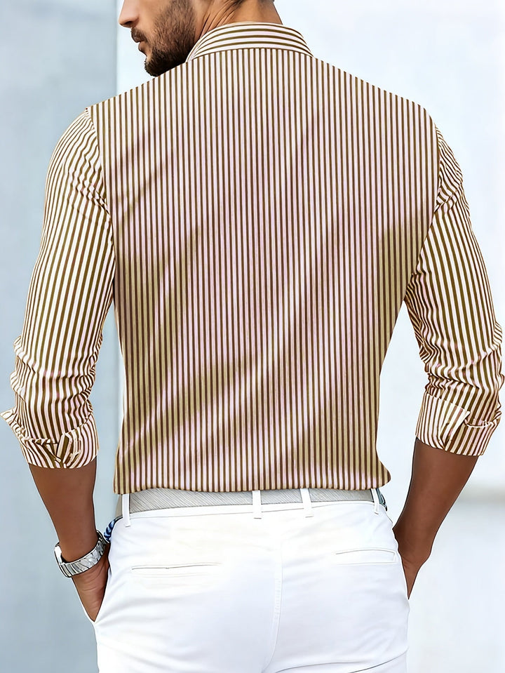 Rückansicht des braun-beige gestreiften Hemds am Model mit weißer Hose, durchgehend senkrecht gestreiftes Rückenteil. 6