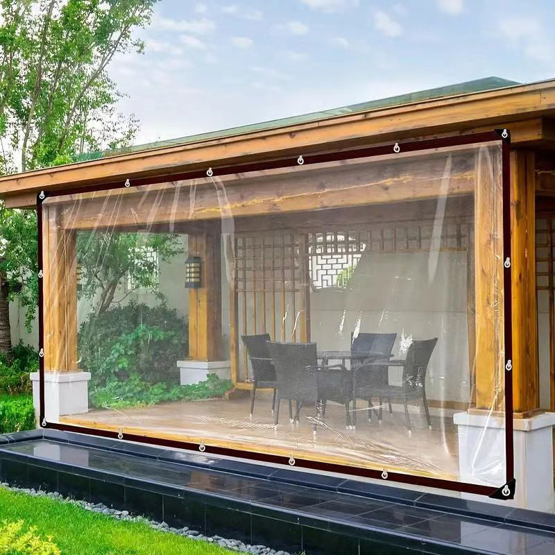 Durchsichtige Plane mit Ösen als Wetterschutz an einem überdachten Holzpavillon, dahinter dunkle Gartenstühle und ein Tisch. 3