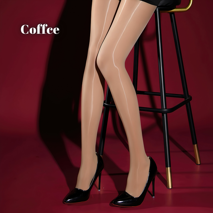 Beine in kaffeebrauner, glänzender Strumpfhose mit schwarzen Lackpumps, Seitenansicht neben einem Barhocker auf rotem Hintergrund. 8