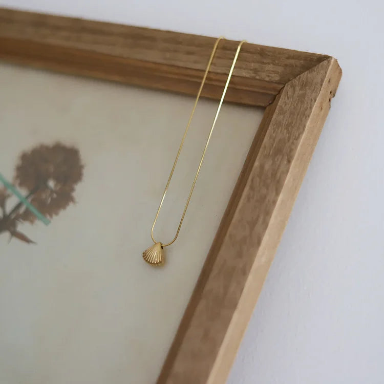 Golden Scallop Flower Necklace – Purple