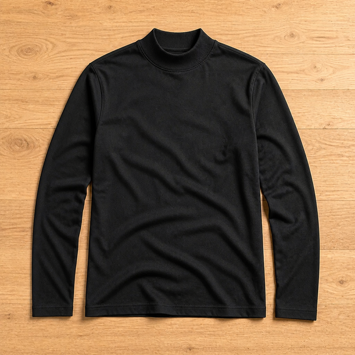 Schwarzes Langarmshirt mit gerippt wirkendem hohem Kragen liegt in der Draufsicht auf einem Holzboden. 7
