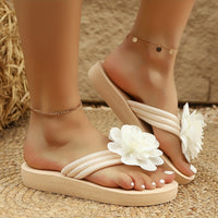 Stylische Damen-Slipper mit Blumendetail für den Sommer - BlütenSchritt