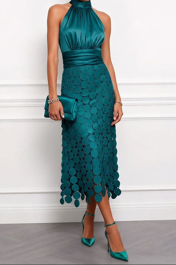 Das Kleid in Smaragdgrün mit glänzendem Satinoberteil und Scheibenrock, dazu grüne Satin-Clutch und grüne Pumps. 6