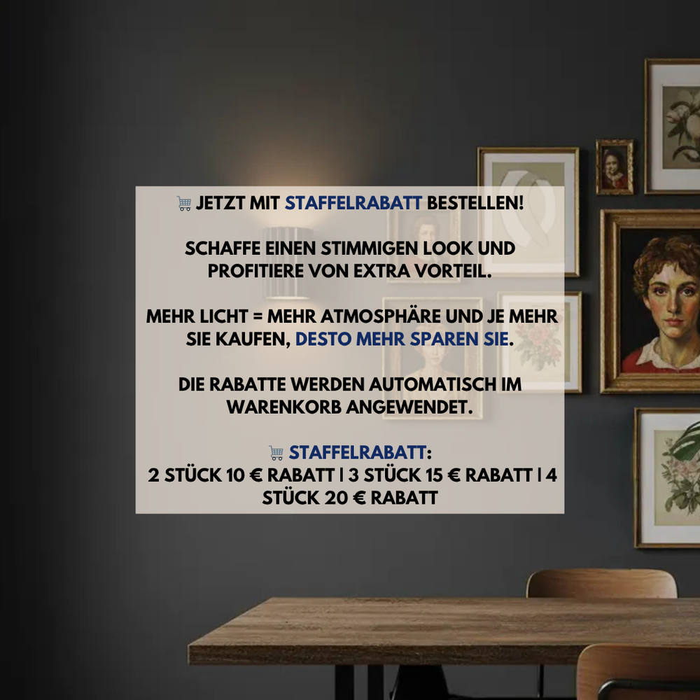 Werbegrafik mit Staffelrabatt-Hinweis, im Hintergrund eine leuchtende Wandlampe an dunkler Wand mit Bilderrahmen 2