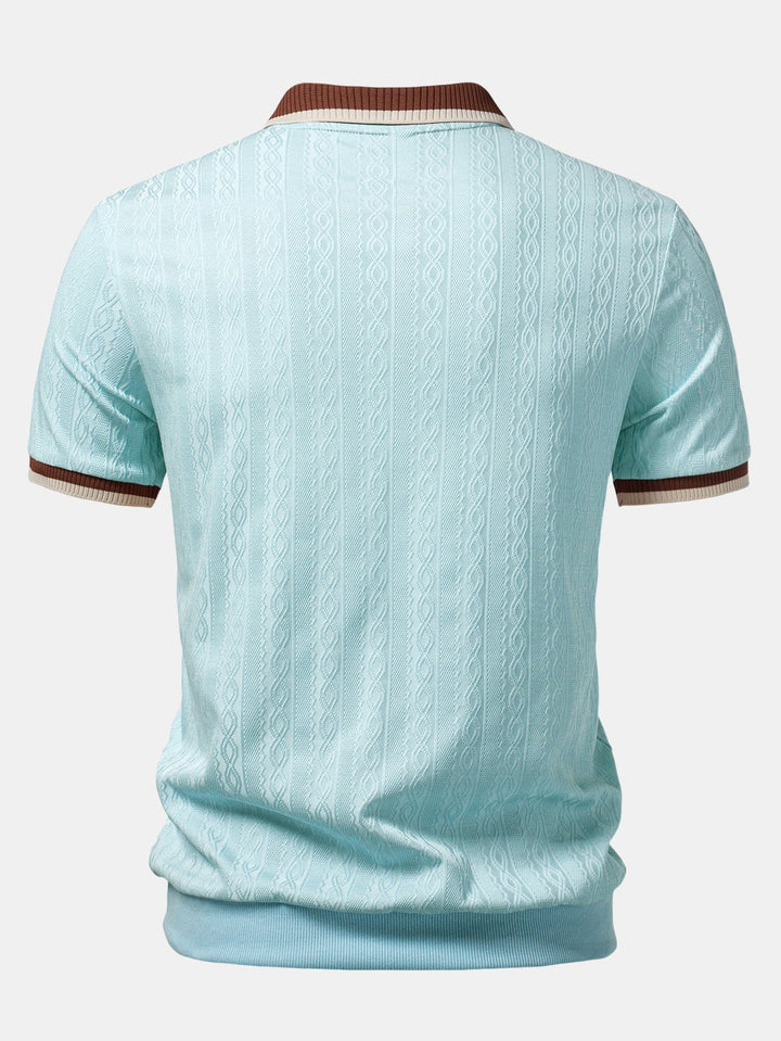 Rückansicht des hellblauen Strickpoloshirts mit Zopfmusterstruktur, braun-beige gestreiftem Kragen und Ärmelbündchen sowie elastischem Saum. 10