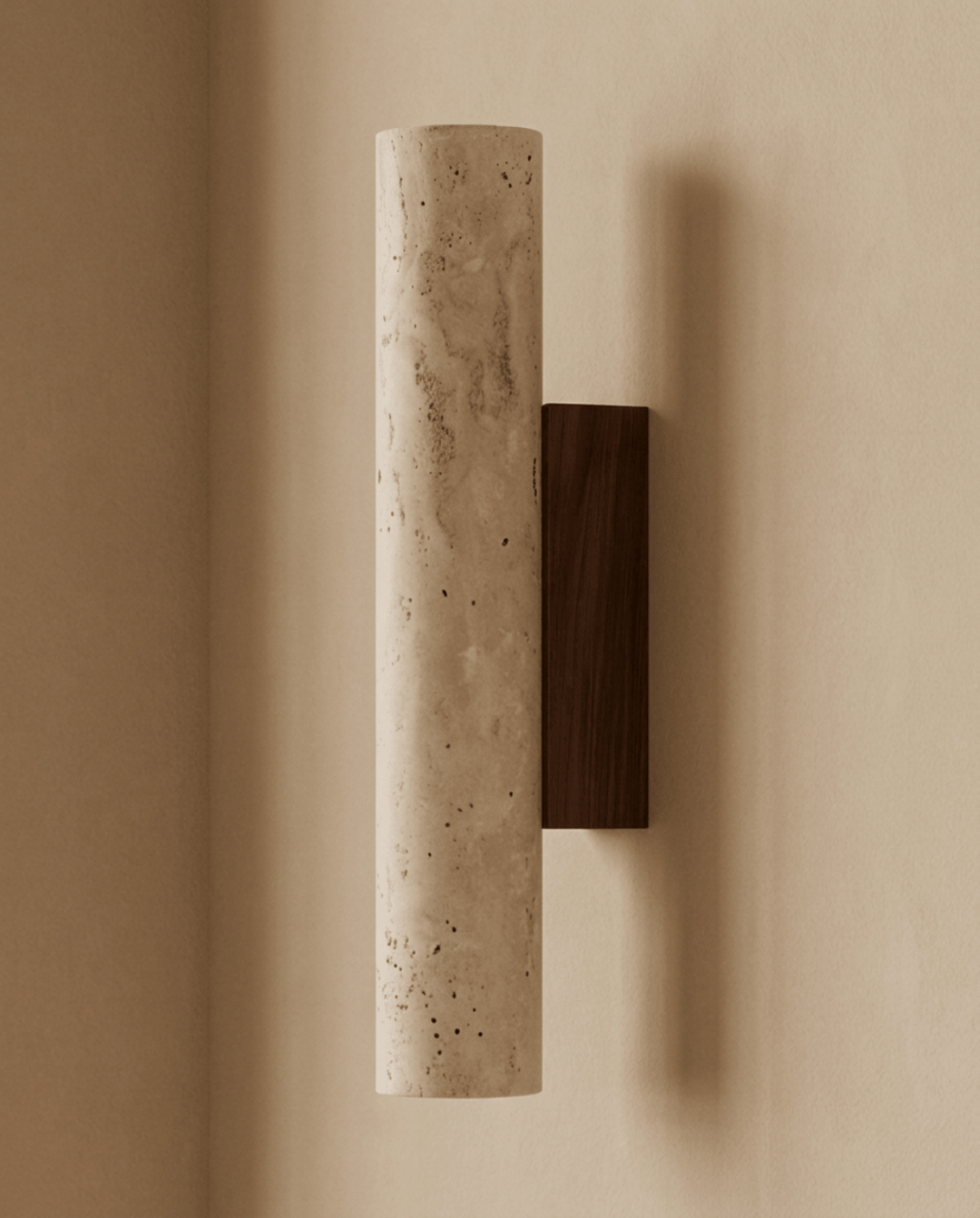 Wandlampe ausgeschaltet, Travertinzylinder mit Maserung neben der dunklen Holzplatte, die Schatten wirft 6
