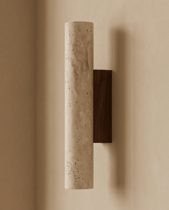 Wandlampe ausgeschaltet, Travertinzylinder mit Maserung neben der dunklen Holzplatte, die Schatten wirft 6