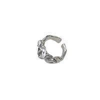 Minimalistisk ring med plissé-lava-design – Arden