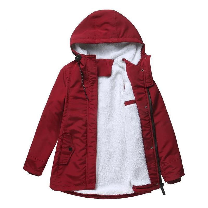Roter Parka offen ausgelegt, innen weißes Teddyfleece-Futter und Kapuze mit Kordelzug sichtbar 3