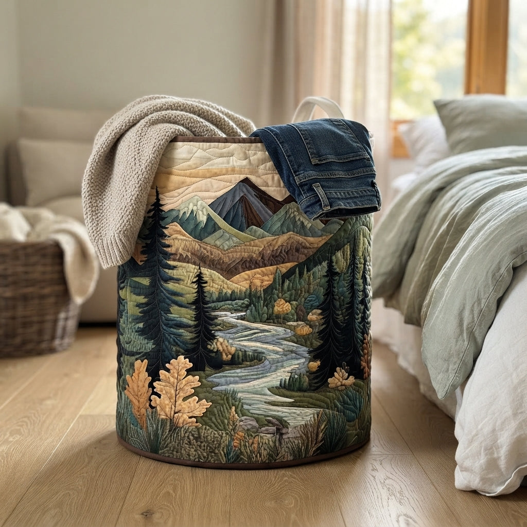 Der Korb steht neben einem Bett auf Holzboden, gefüllt mit einer Strickdecke und einer Jeans. 4